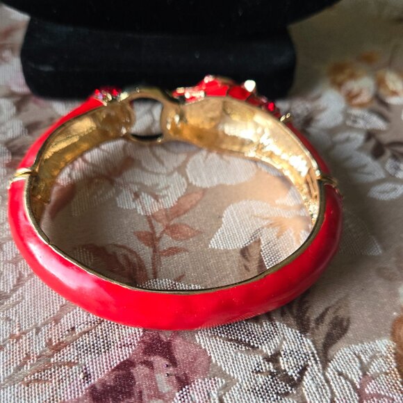 KIRKS FOLLY RED ENAMEL CRYSTAL CLUSTERS CAT / SNAKE GOLDTONE HINGED BANGLE NWOT - Picture 3 of 7